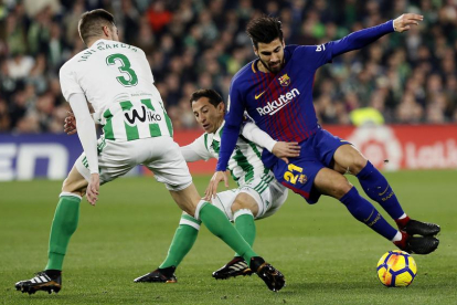 Els jugadors del Barça celebren el tercer gol davant el Betis, obra de l’uruguaià Luis Suárez, que encara en marcaria un més per tancar la golejada.