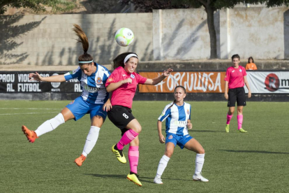 Una jugadora de l’AEM i una de l’Espanyol lluiten per una pilota.