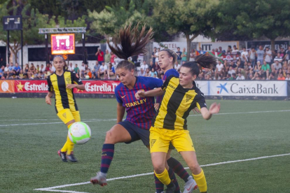 Una jugadora del AEM y una del Espanyol disputan un balón.