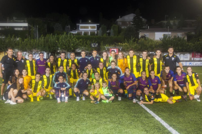 Las jugadoras del Pardinyes y el Barça posaron juntas tras el partido.