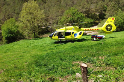 Imatge de l’helicòpter del SEM que va evacuar el motorista ferit, que va morir a l’hospital de Berga.