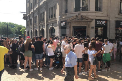 VÍDEO. Decenas de personas a la inauguración de una nueva tienda de calzado en Lleida
