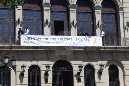 La Paeria cuelga la pancarta en apoyo a los presos independentistas