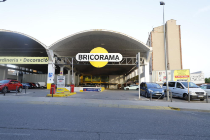 La botiga de Bricorama és als antics tallers Rocafort, al barri de Pardinyes.
