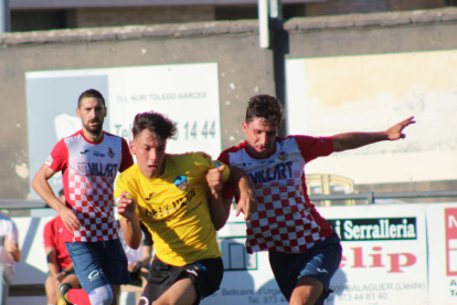 Un jugador del Balaguer y otro del Lleida B luchan por la posesión de un balón.
