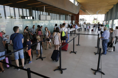 Viatgers a la terminal d’Alguaire durant la primera jornada dels vols d’estiu a Eivissa i Menorca.
