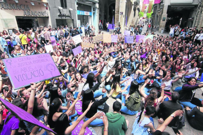 Imagen de archivo de una concentración para protestar contra la sentencia de La Manada en las calles de Lleida. 