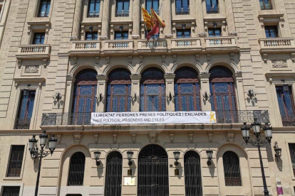 La Paeria de Lleida penja una nova pancarta en suport a les 'preses polítiques i exiliades'