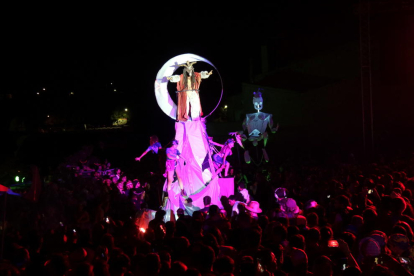 Actuacions aèries, escenografia, música i estructures mòbils protagonitzen la gran nit de l'Aquelarre de Cervera