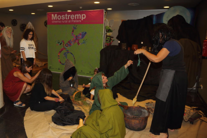L’espai cultural La Lira de Tremp es va ‘vestir’ ahir de bruixa en la inauguració del festival Mostremp.