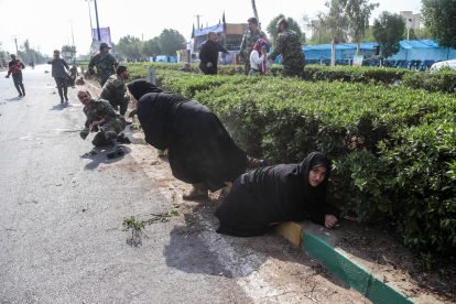 Soldats, dones i nens, a terra durant l’atac a Ahvaz.