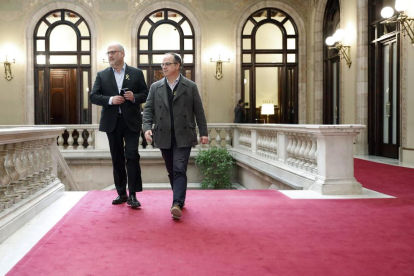 El diputado de Junts per Catalunya, Jordi Turull (d) junto al portavoz del grupo parlamentario, Eduard Pujol