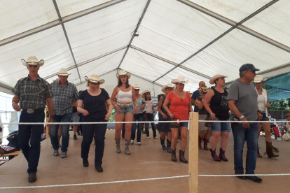 Primers tallers de ‘line dance’, ahir al migdia a l’envelat del Salardú Country Rock Festival.