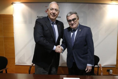 El alcalde de Leida, Àngel Ros, y el rector de la Universidad de Lleida, Roberto Fernández, han firmado este martes la cesión gratuita en la UdL de una finca municipal.