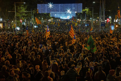 Unas 40.000 personas, según la Guardia Urbana, se manifestaron ayer en Barcelona para “tumbar el régimen del 78”.
