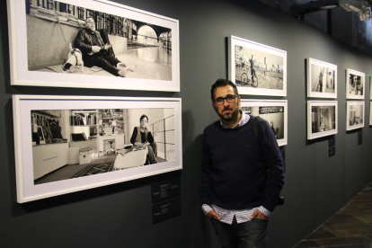 El fotògraf donostiarra Óscar Fernández, ahir a l’IEI al costat d’alguns dels retrats de l’exposició.