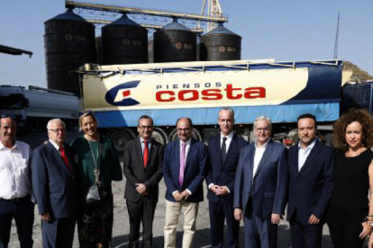 Los responsables de la empresa con el presidente de Aragón y el alcalde de Fraga, entre otros.
