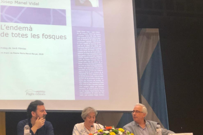 Josep M. Vidal, Montse Coma i Joan Trull van presentar el poemari.