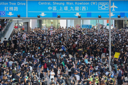 Manifestants entren a la seu del Parlament de Hong Kong després de fer caure la porta