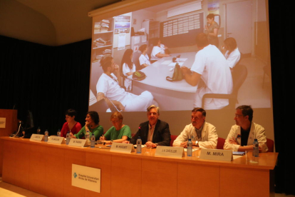 Un moment de la presentació del projecte de col·laboració entre l’hospital lleidatà i el Centre d’Art la Panera, ahir a l’Arnau.