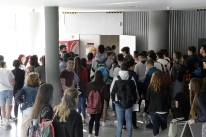 Alumnes a l’entrar en una aula al juny per afrontar la selectivitat a la UdL.