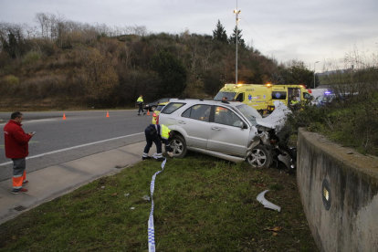 Estat en el qual va quedar el vehicle de la víctima després de xocar contra el mur d’una rotonda a l’Ll-11 en direcció Lleida.