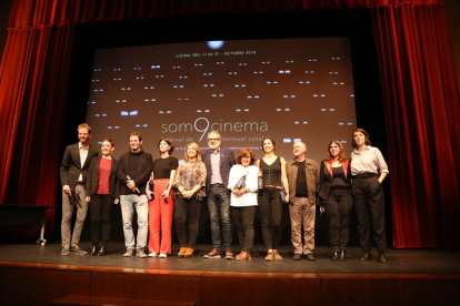 Ganadores, autoridades y patrocinadores, ayer en la gala de clausura del festival Som Cinema de Lleida.