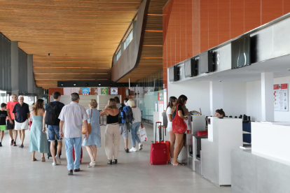 Viajeros ayer a mediodía en la terminal del aeropuerto de Alguaire.