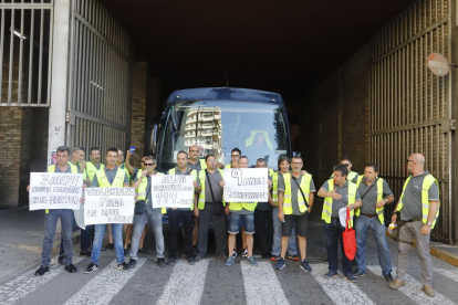 Los conductores de Lleida que ayer se manifestaron en la estación de autobuses.