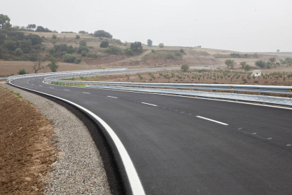 Un tramo de la carretera mejorada entre Verdú y Sant Martí. 