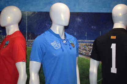 La samarreta del Centenari del Camp d’Esports ja està a la venda a la botiga de l’estadi.