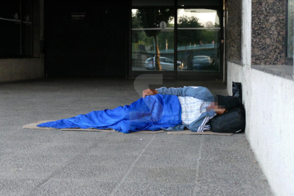 Imatge d'arxiu d'una persona dormint al carrer a Lleida