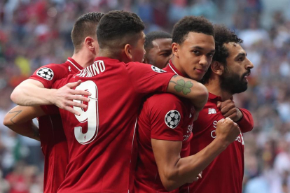 La plantilla del Liverpool, en el momento de levantar su sexta Champions, tras vencer al Tottenham ayer en el Wanda Metropolitano.