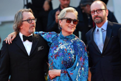 Streep, escortada per Gary Oldman (d.) i Steven Soderbergh (esq.).