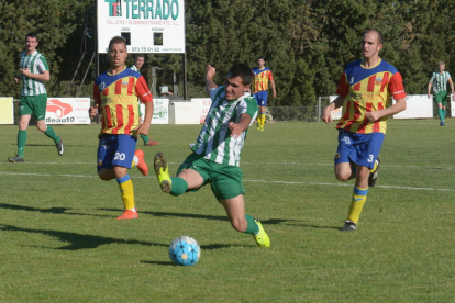 Jugadores del Alguaire y del Bellpuig en una disputa de balón aérea, ayer durante el partido.