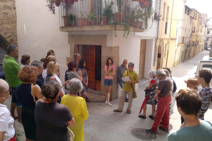 Algunos de los participantes en la visita guiada de ayer por el antiguo barrio judío de Tàrrega. 