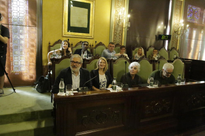 Miquel Pueyo junto a sus siete tenientes de alcalde ayer durante el pleno extraordinario. 