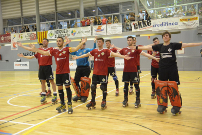 Els jugadors del Lleida.Net Alpicat saluden l’afició, que els va ovacionar al final del partit.