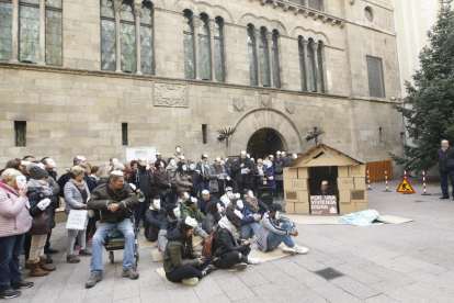Una cinquantena de persones es van concentrar ahir a la plaça Paeria de Lleida per reivindicar el dret a un habitatge digne.