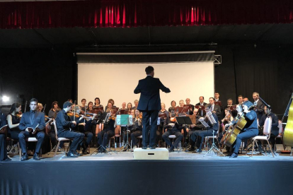 La orquesta, la Coral Shalom y cantante solistas, dirigidos por Robert Faltus, el sábado en Sant Antolí.