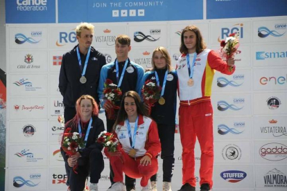 Pau Echaniz, a la derecha de la imagen, en el podio de la categoría C2 júnior del Mundial de Ivrea.