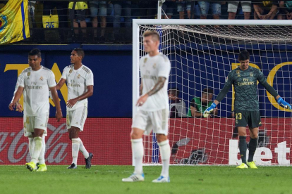 Els jugadors del Reial Madrid, capcots a l’encaixar el segon gol del Vila-real.
