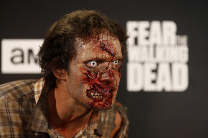 Un actor caracteritzat de zombie.