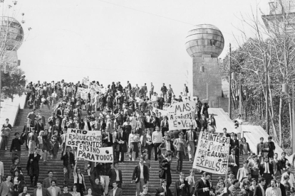 Imagen facilitada por Bozar que corresponde con las manifestaciones estudiantiles en las Escaleras Monumentales de Coimbra, el 17 de abril de 1969.