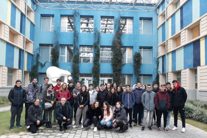 Foto de família dels prop de trenta alumnes de Batxillerat que van visitar el Parc Tecnològic.
