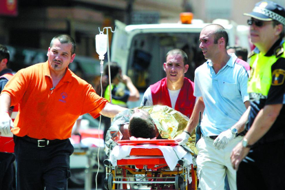 Els serveis sanitaris atenen un ferit en l’accident de metro de València, el juliol del 2006.