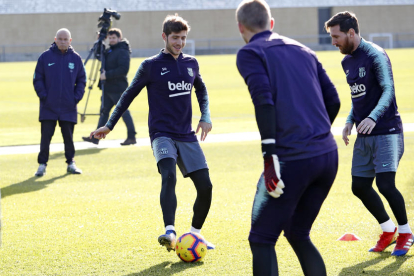 Messi, a la dreta, en una sessió d’entrenament amb els companys.