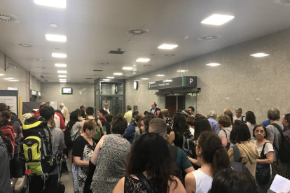 Decenas de personas ayer en la planta inferior de la estación esperando poder subir a otro tren.