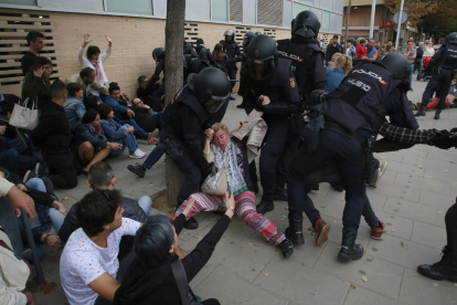 Càrregues policials contra ciutadans al CAP de Cappont el dia del referèndum de l’1-O.