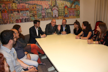 El delegat, Carles Vega, amb l’alcalde d’Agramunt, Bernat Solé, i el conseller Bargalló a Agramunt.